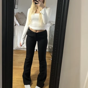Kostymbyxor Neo Noir - Fina kostymbyxor från Neo Noir. Jag har bara använt dessa fåtal gånger. Köpte dem för 699kr💕