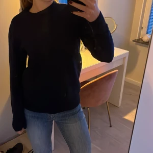 Tröja - Marinblå tröja från arket som är köpt på Plick. På andra bilden ser man materialet lite bättre💌köpt för 500