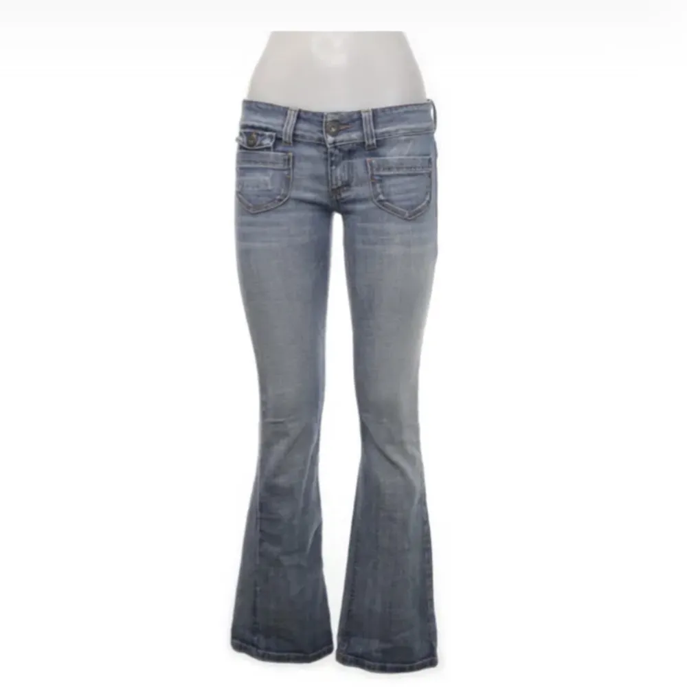NY BUDGIVNING PÅ DEN NYA ANNONSEN! Så sjukt fina lågmidjade bootcut ONLY jeans som tyvärr var för små på mig. Köpta på sellpy. Inga defekter eller slitningar. ❣️midjemått 76, innerbenslängd 82. Jeans & Byxor.
