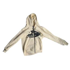 Säljer nu min 4tune full zip i färgen cream. Det finns många fakes av denna, men min är importerad från usa och har den riktiga puff-printen. Sjukt skön kvalité. Använd ett fåtal gånger