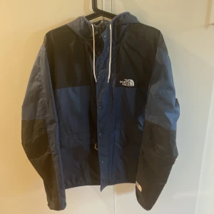 North Face vindjacka  - Hej, säljer min North Face vindjacka i storlek M. Skicket är som ny då den är använd ett fåtal gånger. Vid frågor och intresse är det bara att skicka ett meddelande.