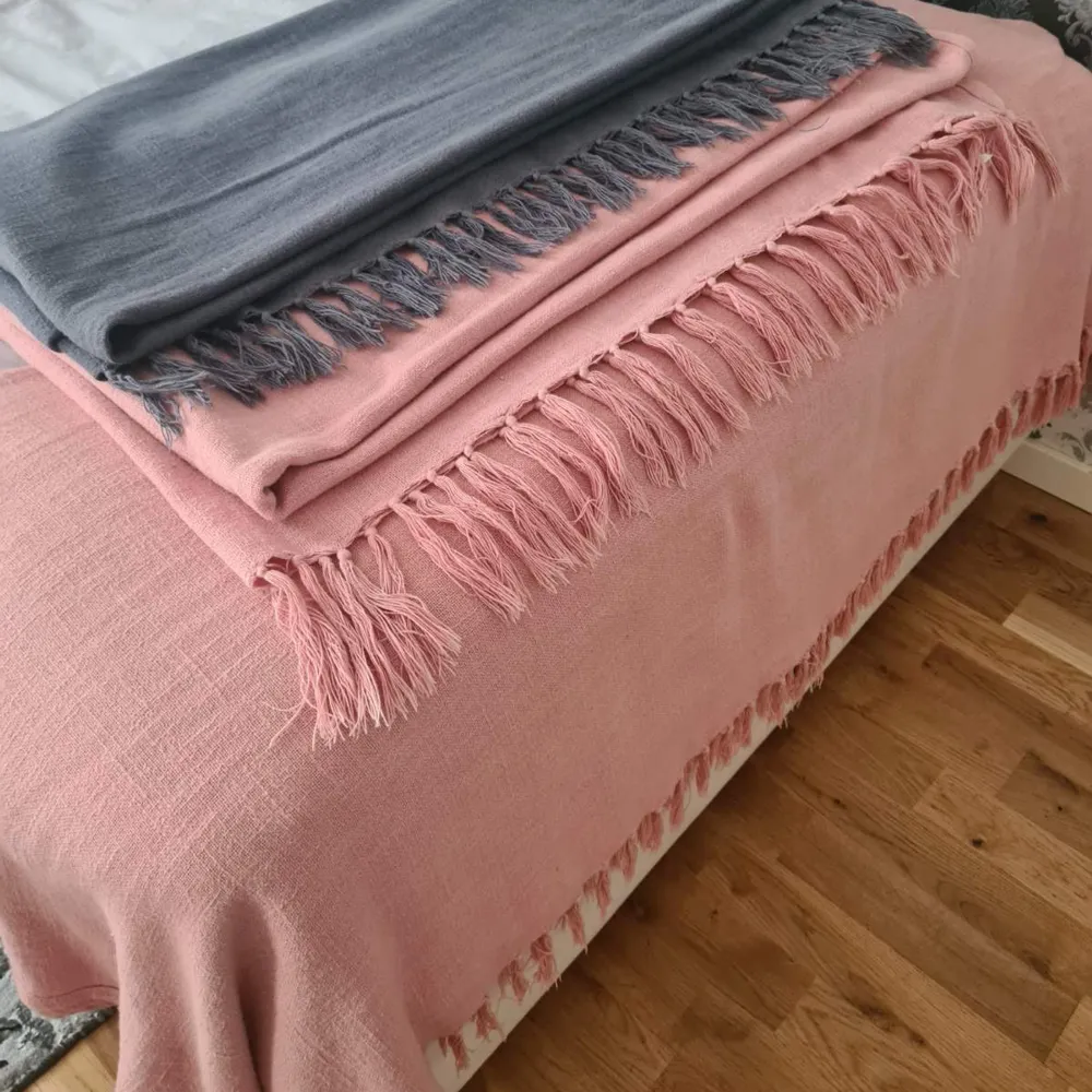 Hej jag säljer både gardiner i sammet och filt som man lägger på sängar detta pris går att diskutera men hade säljt allt sammanlagt för 650kr då man får med två rosa filtar och en blå osen två rosa sammets gardiner . Övrigt.
