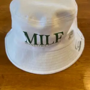 MILF (Man I Love Fishing) Revenite Bucket Hat med Autograf
