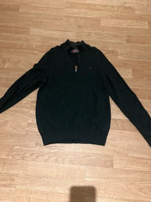 Morris halfzip - Mörkgrön Morris halfzif i väldigt bra skick. Passar S