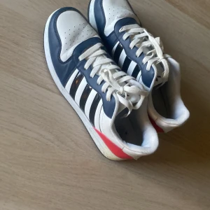 Adidasskor - Det är ett par Adidasskor storlek 44 använda ett par gånger men annars är det inget fel på de