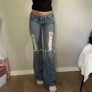 Lågmidjade True religion jeans i bootcut, midjemått- 75-77cm Innerbenslängd— 85-86 cm  Öppen för prisförslag 