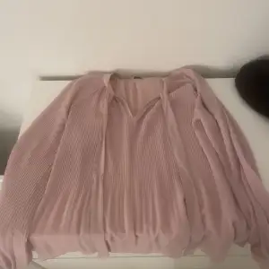 Säljer denna rosa blus, genomskinlig men funkar med linne under. Bra skick. Använd ej köp nu 