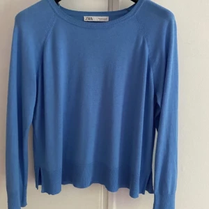 Blå zara tröja  - Hej! Säljer denna jätte fina och sköna zara tröjan. Den är i mycket bra skick och endast använd ett få tal gånger. 