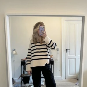Randig tröja  - Super fin randig stickad tröja, jag har klippt bort lappen och minns inte vart den är från men i super fint skick, bara till att skriva vid frågor eller intresse💓