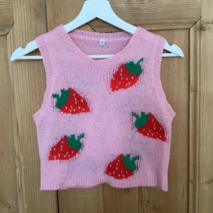 Väst - Stickad väst med jordgubbar.