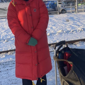 Fjällräven Jacka - Super snygg fjällräven jacka som e röd!! Säljer den pågrund av att den e lite för stor❤️❤️ Har redan haft denna uppe det är samma annons det blev problem med förra annonsen!❤️