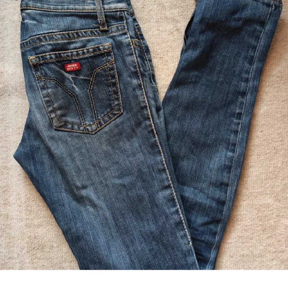 Low waist jeans från miss sixty!🩷 Superfina säljer pga att dem är lite för små för mig. Storlek 27 och passar bpgon som är ca 165 cm! Lånade bilder kontakta mig om ni vill ha fler!. Jeans & Byxor.