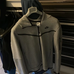 Nike tech fleece - Helt ny Nike tech, använt Max 3-4 gånger hemma annars helt oanvänd. Inte använt så mycket pågrund av att den är lite för står för mig. Storlek M. Säljer den för 800 väldigt bra pris för nästan en splirans ny. Kan gå ner i pris vid snabb affär.