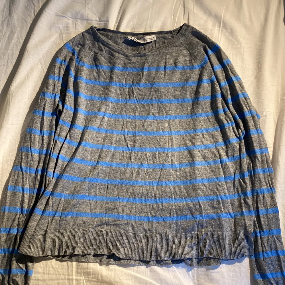 En blå och grå randig tröja ifrån Zara, i storlek S, är använd ganska många gånger men är i bra skick!. Tröjor & Koftor.