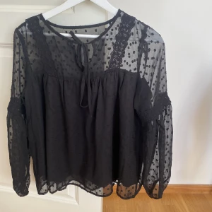 Blus från vila  - Jättefin blus från VILA! inte använd så mycke så skicket är bra 