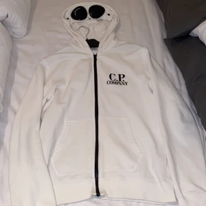 CP COMPANY - Vit CP Company zip tröja. Anvönd ett fåtal gånger.  Nypris 2300kr