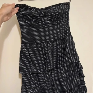 Bandeau klänning - Säljer denna sjukt fina nästan oanvända marin blå bandeau klänningen! Den är så sjukt fin men tyvärr lite stor på mig🫶 skriv för frågor mm