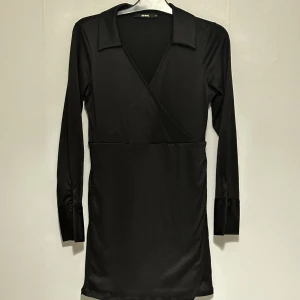Klänning  - Mini klänning som passar utmärkt till fester men även till dagarna man vill se extra bra ut ;) (Har bara använts en gång)