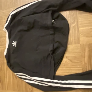 ADIDAS MAG TRÖJA!! - En tröja som jag köpte för nått år sen inte använd nån annan som kan ha användning till den!
