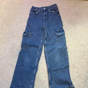 Ett par cargo jeans. Storlek 146-152. Använda ca 5-10 ggr🙌 justerbara i midjan!!