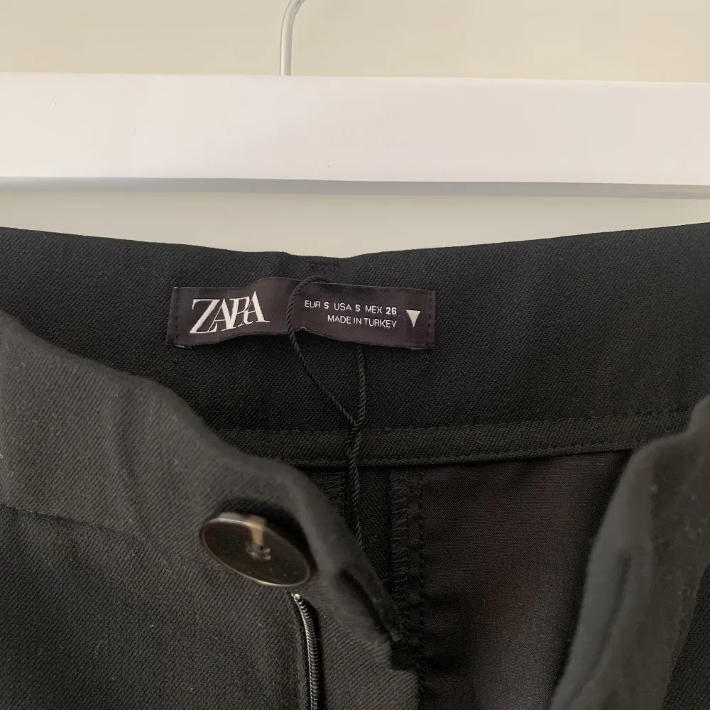 Kostymbyxor i svart från Zara i storlek S. Väldigt snygga på men tyvärr för små. Pris går att diskuteras!. Jeans & Byxor.