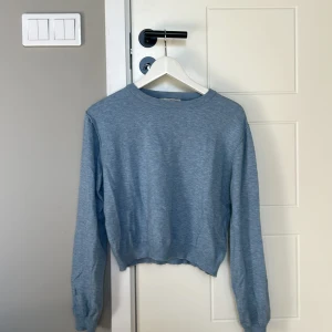 stickad tröja💕 - Säljer en superfin blå stickad tröja från Pull & bear, endast använd 1-2 gånger och är i nyskick. Storlek M men funkar för Xs/S. Nypris var 199kr. Köparen står för frakt!💕💕