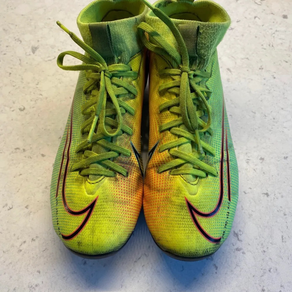 Fotbollsskor Mercurial Nike  Utomhusbruk  Strl 33,5 (innermått 21 cm)   De är i använt skick. Lite smuts och skav, men hela! Inga hål eller liknade!   Ingångna och sköna :) De går säkert att polera upp!. Skor.