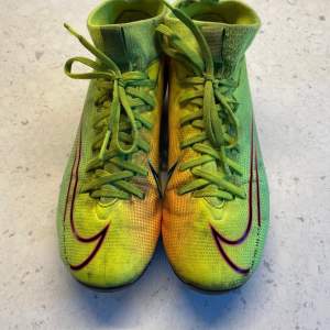 Fotbollsskor Mercurial Nike  Utomhusbruk  Strl 33,5 (innermått 21 cm)   De är i använt skick. Lite smuts och skav, men hela! Inga hål eller liknade!   Ingångna och sköna :) De går säkert att polera upp!
