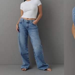 Säljer dessa super snygga Lågmidajde jeans från Gina som är slutsålda. Säljer pga att dom blivit för stora tyvärr… storlek 34 endast använda 1 gång ❤️