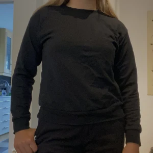 Sweatshirt  - Basic swetshirt från asos i storlek 36. 