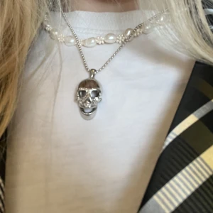 Halsband - Silvrigt halsband med döskalle 😍😍 (ej kedjan)