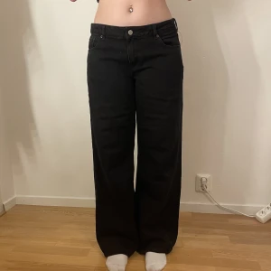 Low waist wide leg jeans - Svarta jeans från Nelly i storlek 40, passar mig bra i längden som är 172 cm lång. Endast provade men aldrig använda så i nyskick! Nypris: 599kr  Köp gärna med ”köp nu”💗
