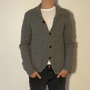 J.Lindeberg Cardigan - J.Lindeberg Cardigan - Storlek M (passar S) - Varan är i fint skick och har inga flaws - Modellen är 172 Cm och väger 65kg - Vid frågor eller funderingar är det bara att skriva!