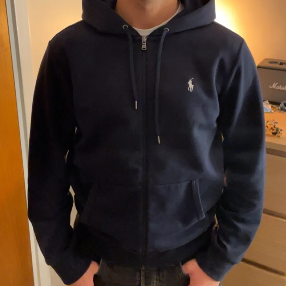 Mörkblå zip-hoodie från Ralph Lauren. I fint skick.   Storlek M  Nypris: 1800kr . Hoodies.