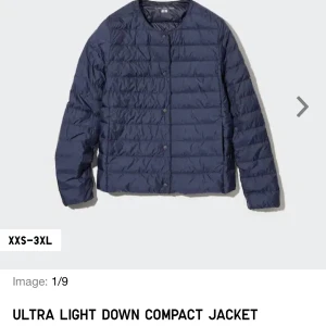 uniqlo jacka  - säljer min fina blåa uniqlo jacka, köptes för några månader sen, men kommer inte länge till användning❤️köpt för 799 inga defekter❤️