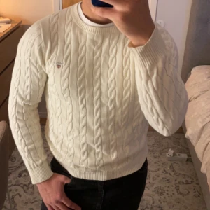 Vit stickad Gant tröja  - Vit stickad tröja från Gant. I bra skick.   Storlek S  Nypris: 1400