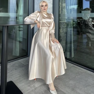 Satin klänning - abaya - En jättefin elegant klänning i satin material. Den har en underbar rose/beige färg som passar perfekt till speciella dagar. Bara använd en gång. Skick som helt ny. Kostade 550kr men säljer för 349kr