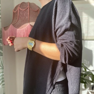 Stickad tröja med slits - Jättefin svart stickad tröja, oversized. Slits vid höfterna på båda sidor!