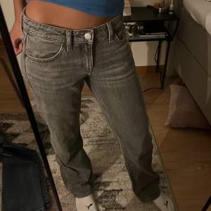 Säljer mina gråa weekday jeans i modellen ”arrow”, Då de inte är min stil och jag är i behov av pengar🫶🏽