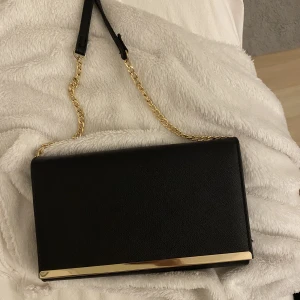 Väska - Säljer denna väskan, ganska gammal och aldrig använd 💖 Spegeln i den är ganska kass men överlag är väskan jätte fin men tillräckligt mycket utrymme 💖Det går även att ta av banden för att göra det till en handväska 💖Kontakta för mer info/bilder 💕☺️