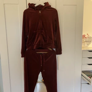 Mjukis - Vinrött mjukissett från gina tricot 