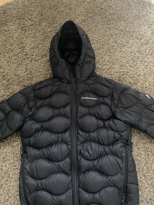 Peak Performance jacka M - Säljer min fina Peak Performance jacka som är i storlek M, priset är 1000kr. Nypris 2700kr. Använd mycket men inga skador och luktar som den vore ny! Kontakt mig om du har frågor eller funderingar!