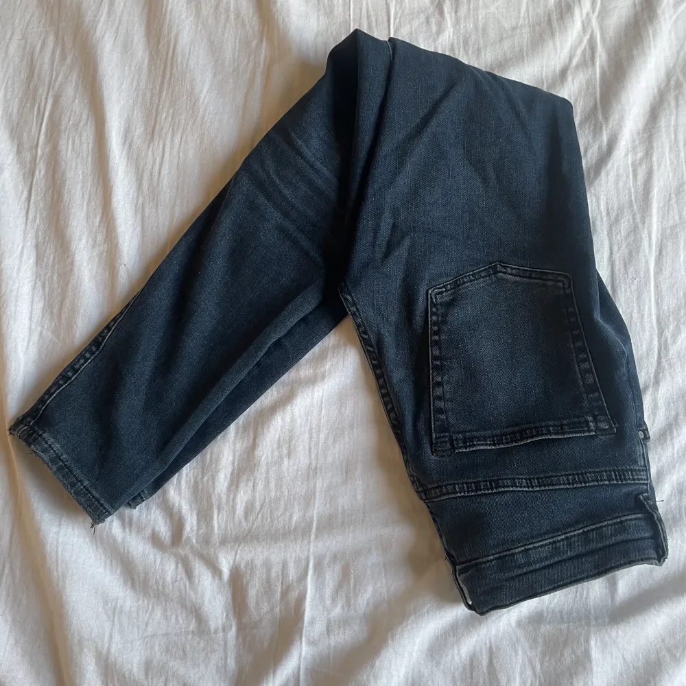 Ett par jeans som är ca 35 cm i midjan ca 96 cm i längd ca 71 cm vid innerbenet och är storlek M. Jeans & Byxor.