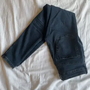 Ett par jeans som är ca 35 cm i midjan ca 96 cm i längd ca 71 cm vid innerbenet och är storlek M