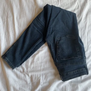 Skinny medel Midjade jeans - Ett par jeans som är ca 35 cm i midjan ca 96 cm i längd ca 71 cm vid innerbenet och är storlek M