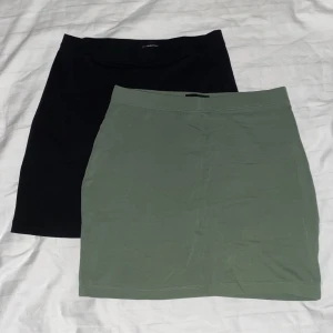 Två kjolar - Säljer båda tillsammans, helt likadana bara en svart och en grön!🤍 går att ha både låg- och högmidjade