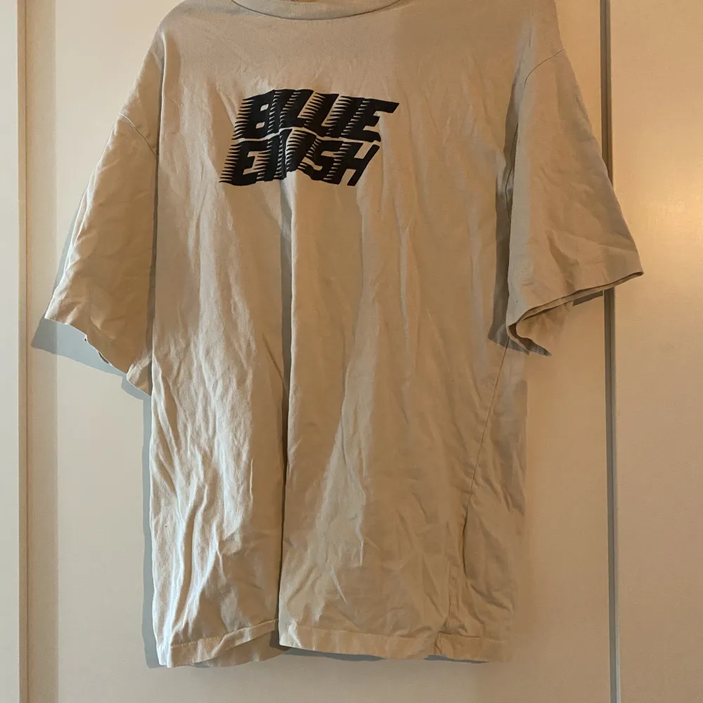 Baggy Billie Eilish t-shirt. Väldigt skön och fin färg. Använder dock inte den längre . T-shirts.