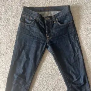 Jättefina byxor från nudie jeans, dom är använda endast två, tre gånger så dom är nästan i nytt skick💓