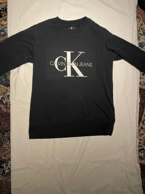 calvin klein tröja  - en fräsch calvin klein tröja i gott skick. storlek m. skriv vid intresse!!