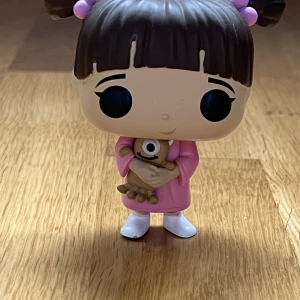 Funko pop - Vet inte från vilken film. Den ser något använd ut på skon mensen var så vid köp, endast stått. 